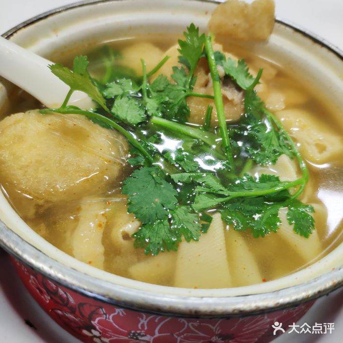 特色砂锅小吃油豆腐粉丝汤图片