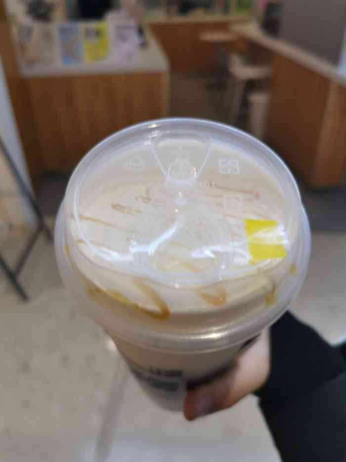 打分 媲美喜茶 老板说是自创品牌 开在superme奶茶店旁边 倒是有趣