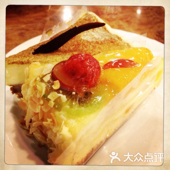 凯宾斯基面包房-提拉米苏和水果奶油蛋黄蛋糕图片-北京美食-大众点评