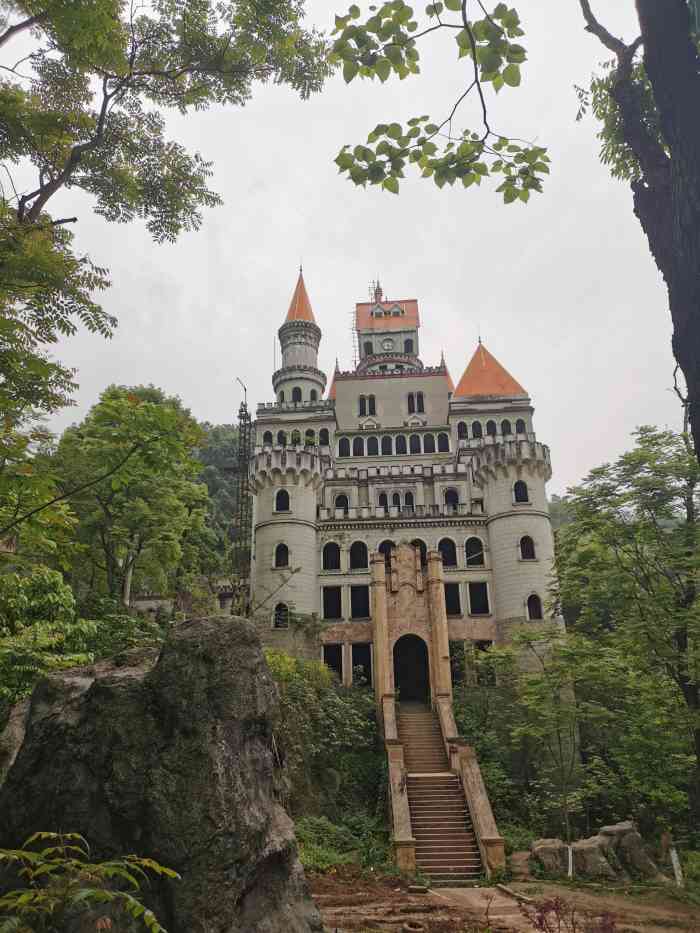 霸下意城堡-"地点在忠义林里面,离城区不远,但是没有.