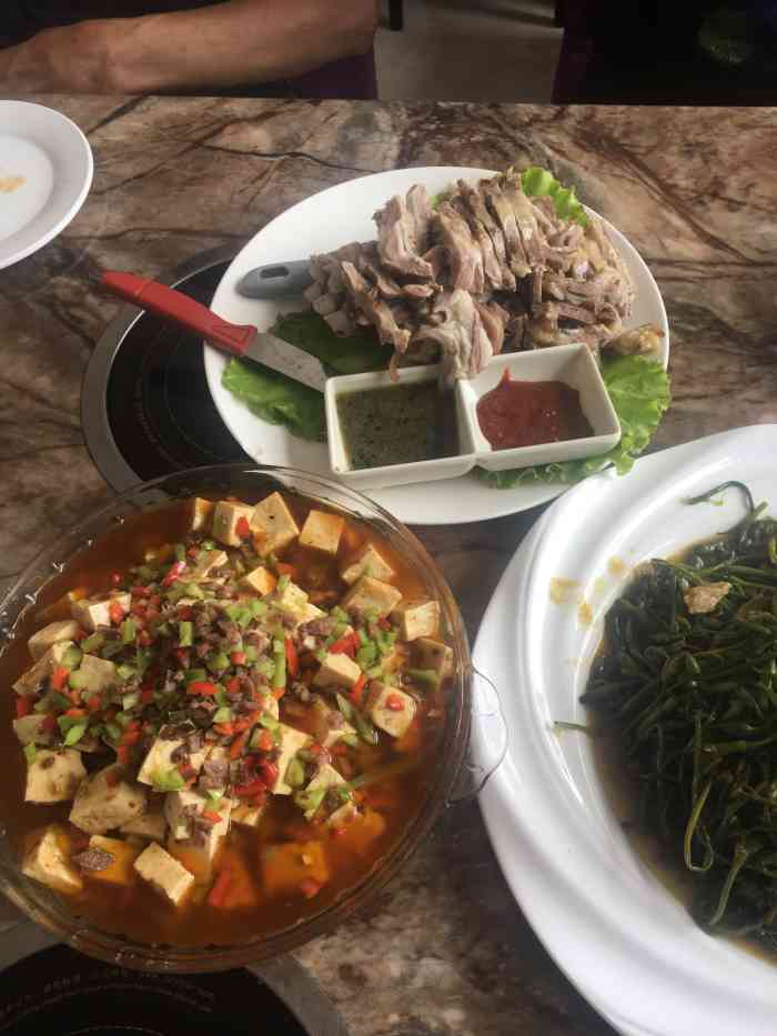 腾格里塔拉酒店"这个餐厅可能是镇上最火的餐厅了吧.国庆节.