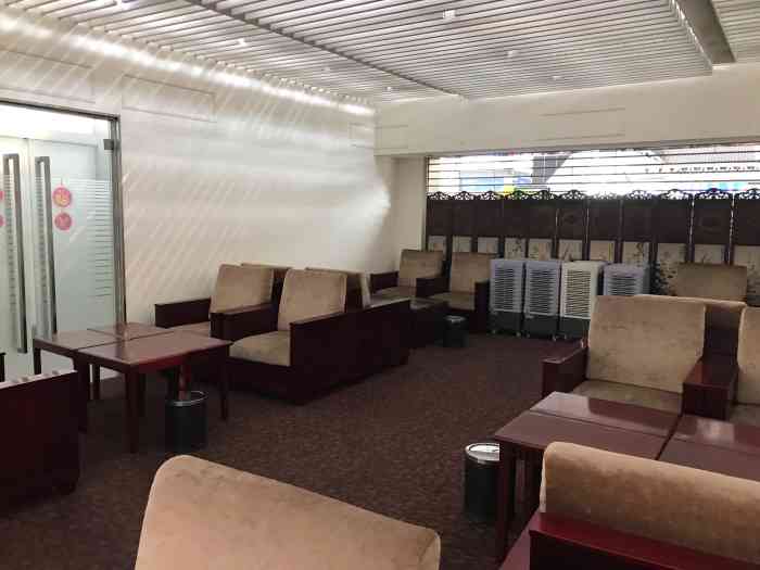 广州南站高铁商务休息室"高铁08商务座,准备的挺充足,饮品店,小.