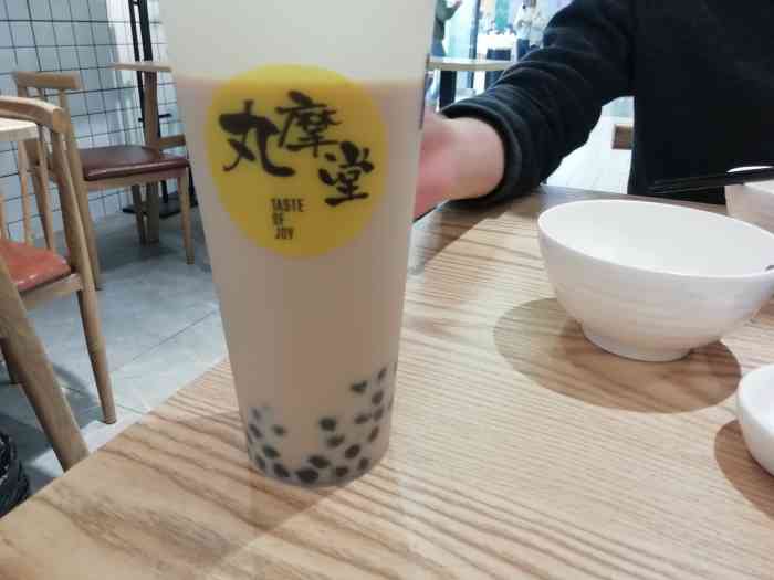 今天出门玩点了一杯波霸奶茶,特别大一杯哈哈哈哈哈男朋友两口就给我