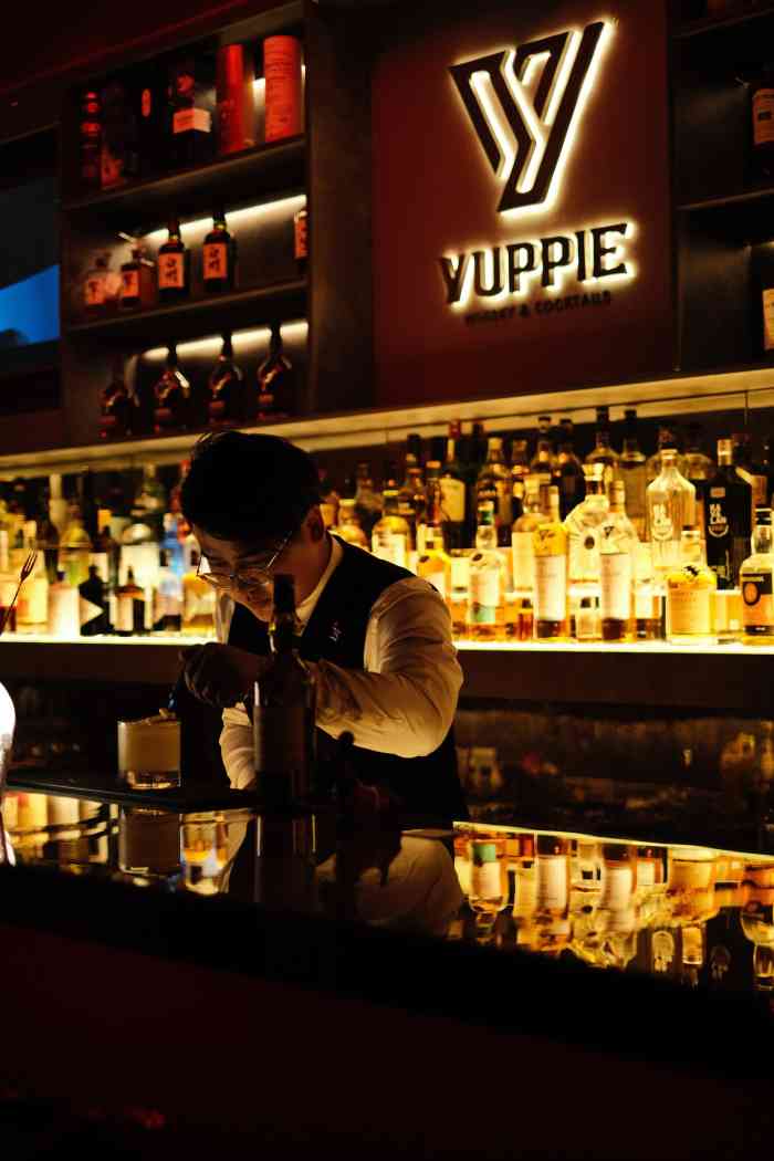 yuppie whisky&cocktails-"偶然看到这家酒吧 一进门就被门口的氛围灯