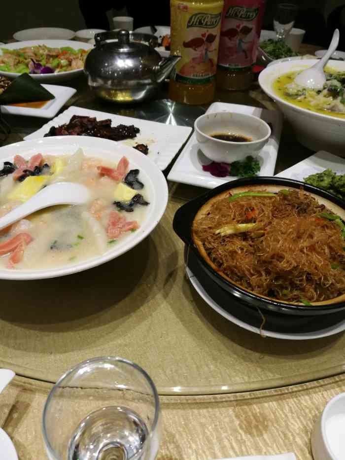 环境还行,饭菜的质量也还好,服务一般.