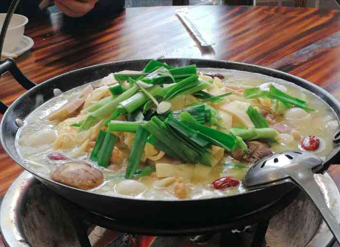 在套餐的基础上又加了一个火烧馍,还不错,吊锅要的腊味的,都是不辣的