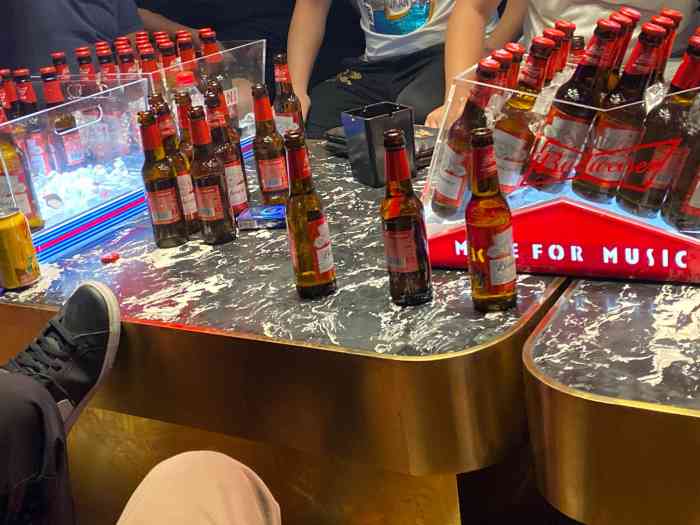 唐人街酒馆chinatown"在我家附近的一个酒吧.挨着哈尔滨记忆.以.