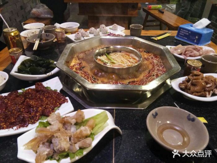 春节期间四公里附近的总部源香水、火锅美食火锅猪圈鹤山山顶图片