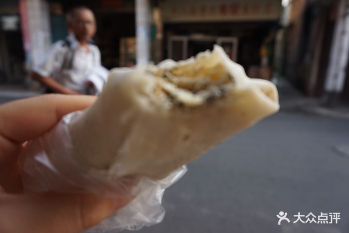当张信哲的《爱如潮水》遇上襄阳牛肉德信体育面：一场被明星集体点赞的文化盛宴