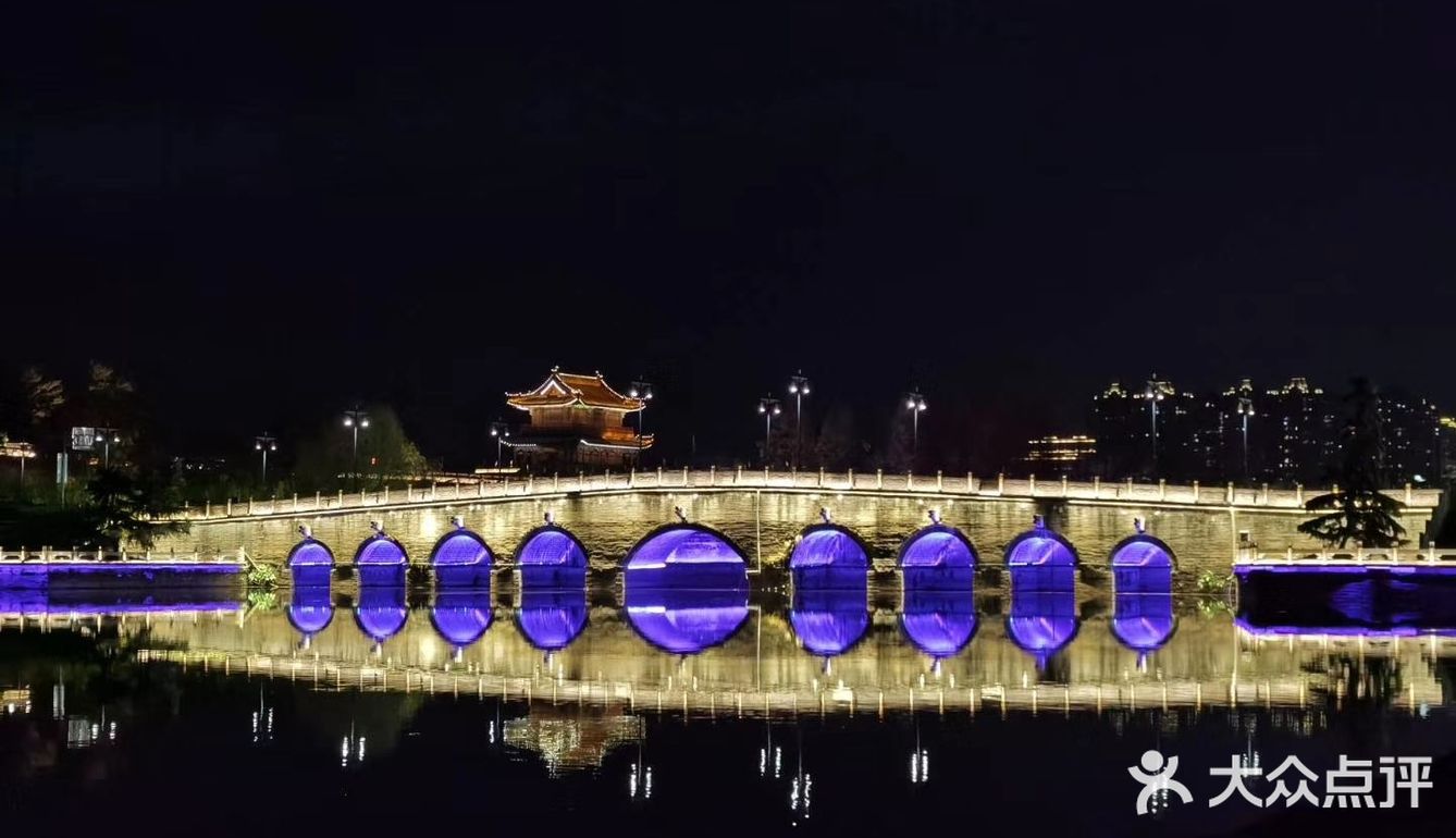 荆州又可以在傍晚的时候看到荆州古城护城河桥上的彩色美景了