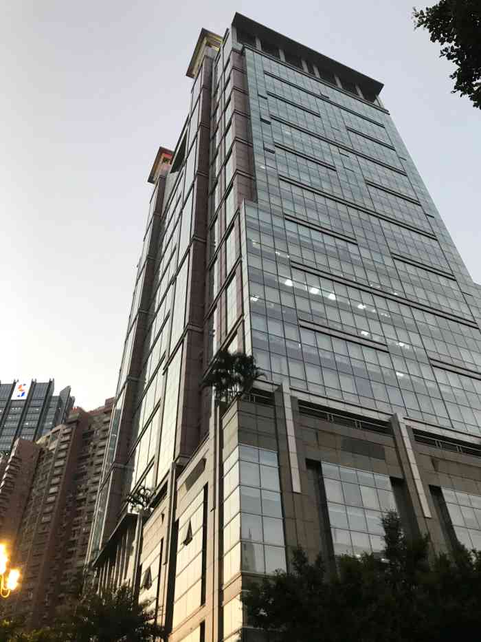 东宝大厦-"东宝大厦坐落在广州市越秀区东风东路,旁边