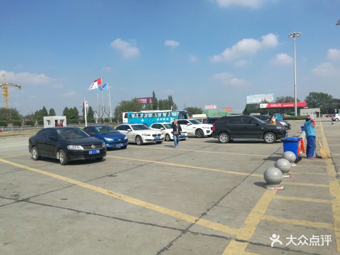 溱湖服务区停车场图片