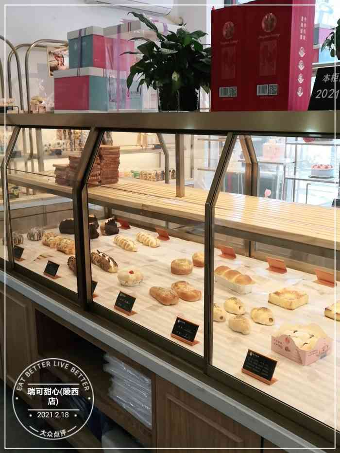 瑞可甜心是一家新开的蛋糕店店里很干净很漂亮蛋糕面包饼干种类很多