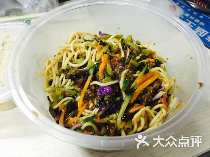 公司楼下新开的炸酱面 味道不错 叫外卖很