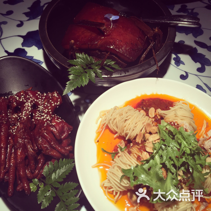 居然没有排队,哈哈 点了几样招牌菜,上菜速度很快,服务态度好 三度