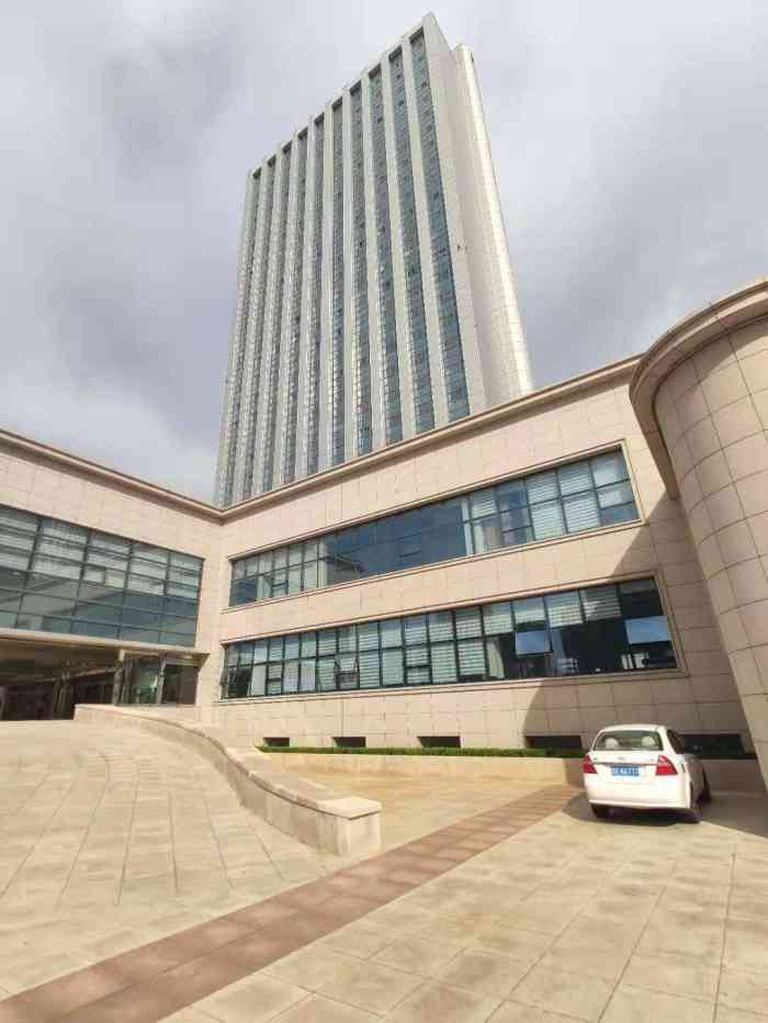 威海高区火炬大厦-"火炬大厦非常高,矗立在半山腰上,.