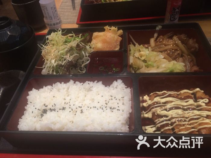 一天之中午饭晚饭都是在这里解决的,大便当饭,小便当汤,吃过照烧鸡肉