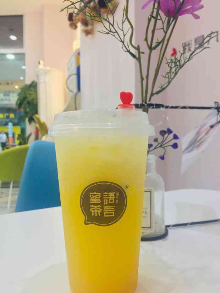 蜜语茶言-"[环境]奶茶店装修地很用心,里面有沙发,.