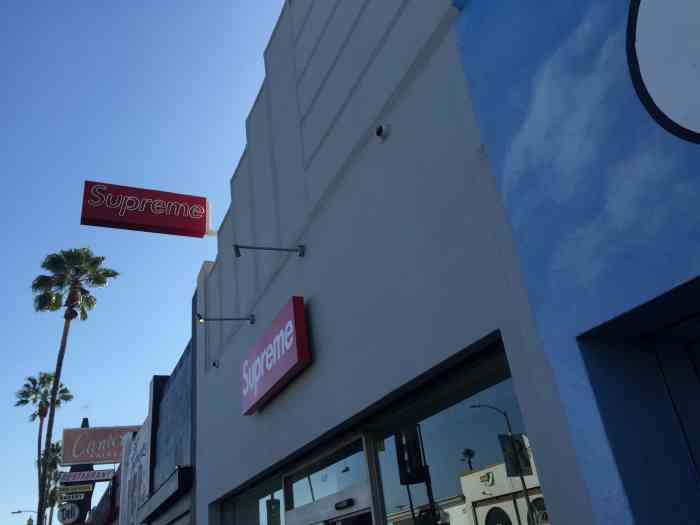 supreme(fairfax avenue)-"居委会红袖标logo为啥这么