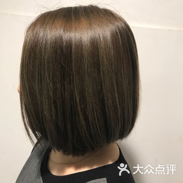 colin hair  salon 冷棕色的底色加随性拉丝闷青挑染!
