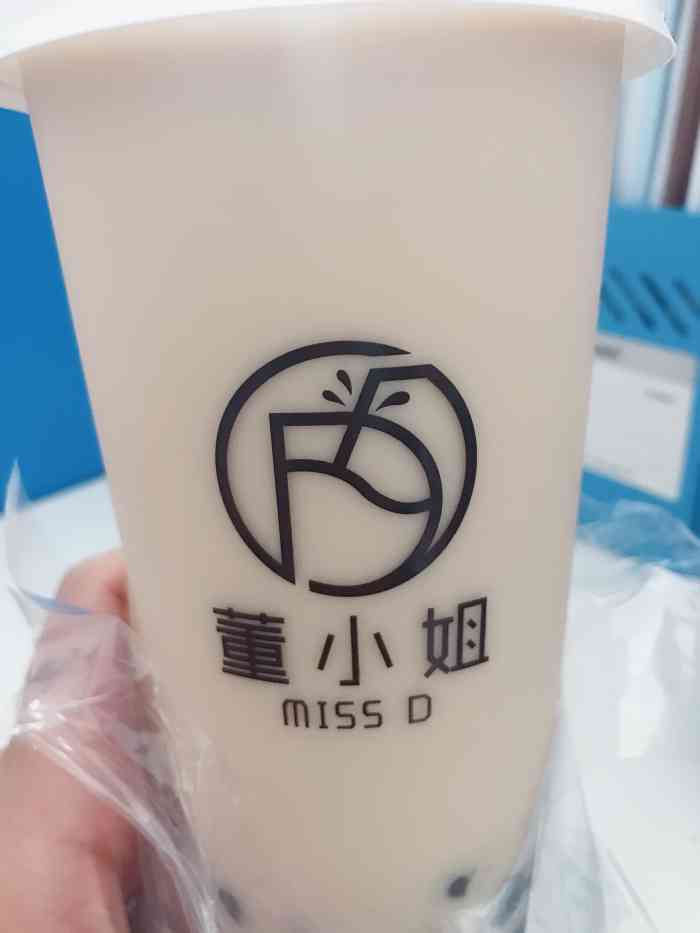 董小姐miss d-"虽然知道喝奶茶啊,喝果汁饮料会变胖,但是.