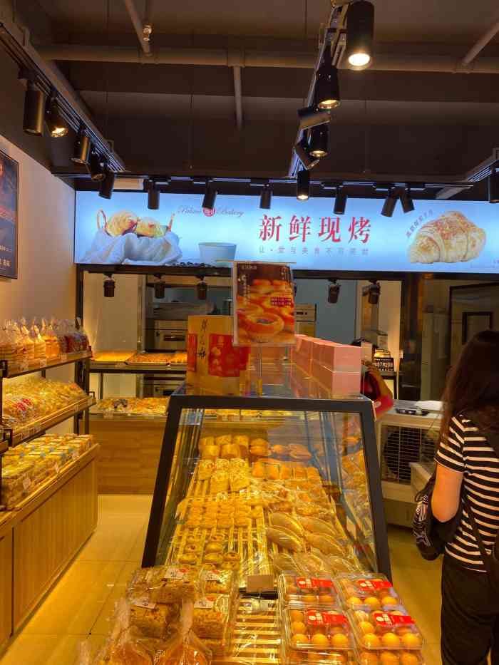 宫廷饼屋(万宏国际店"以前来有3,4个店员,今天来只有一个了.