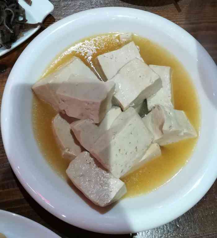 乡村爱情王老七火锅串吧"明星开的火锅店,地点稍微偏了一些,人不是.
