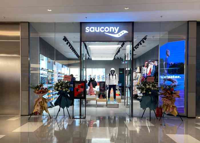 saucony在家附近也算有实体店了托了五彩城升级改造的福店员服务态度