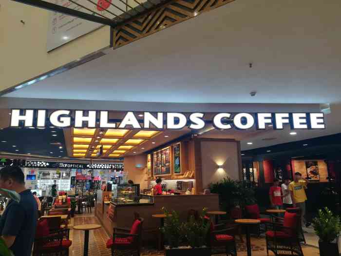 highlands coffee-"号称越南星爸爸,在市区到处都有,.