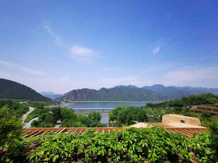 北京中信金陵酒店-"在平谷,西峪水库边上的山坳里.站.