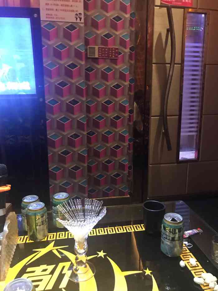大都会ktv-"刚进去从小门进去的,然后到了二楼有人带.