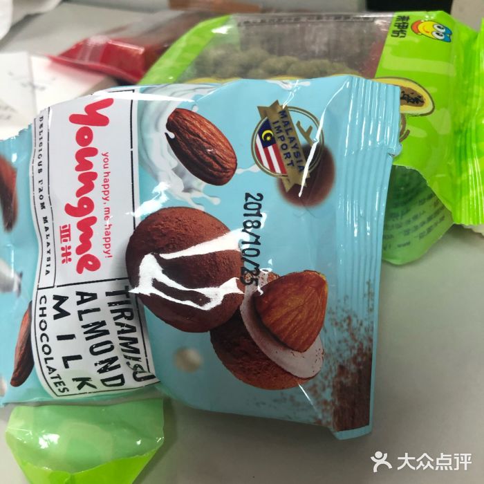 来伊份(天目中路店)亚米杏仁牛奶巧克力图片