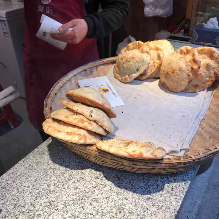 下塘烧饼(罍街店)-"烧饼很大个,对于我个人来说,一个.