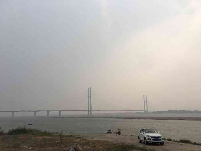 荆岳大桥是连接湖北荆州和湖南岳阳的大桥