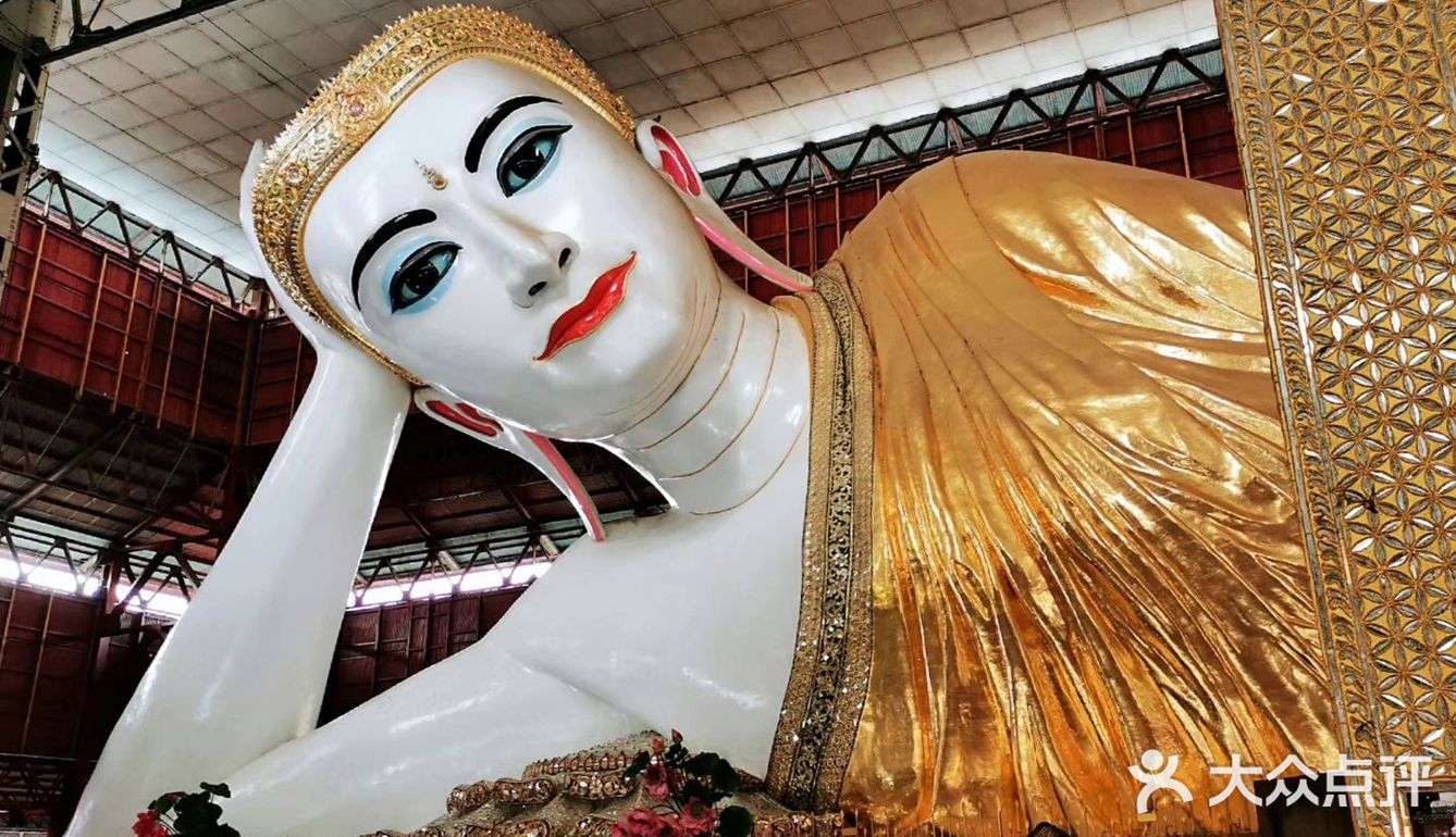 仰光乔达基卧佛是缅甸最大的卧佛,原本是尊露天的大坐佛