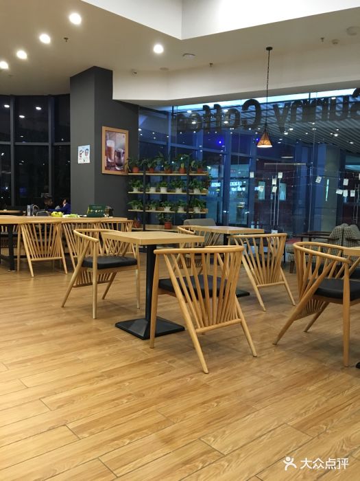 刚开在邻里中心的店,环境真好啊,西.-摩贝尔咖