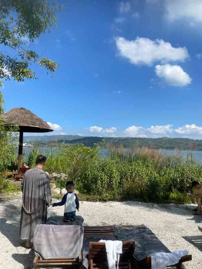 昆明柏联spa温泉酒店"在阳宗海边,风光旖旎,环境清幽.非周末的.