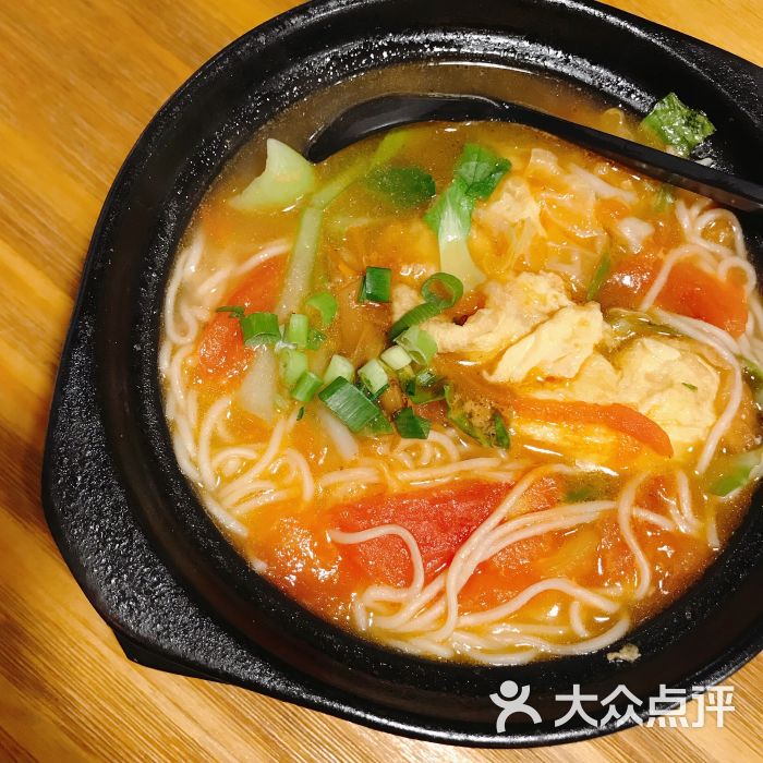 小面张特色面馆西红柿鸡蛋砂锅面图片 第1张