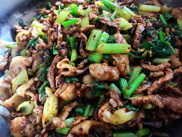 天天香虾酸牛肉肥肠火锅店"在龙里县城,靠近龙里县中医院吧 同事带.