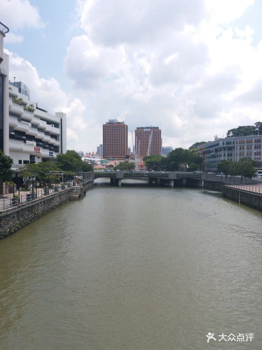 新加坡河是个值得一去的景点,这个河流经过.