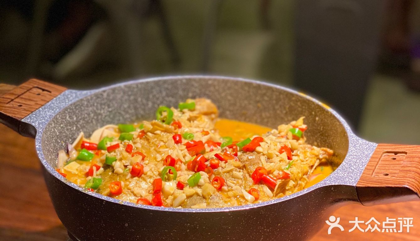 想吃干锅鱼籽鱼泡,酸萝卜肥肠丝,于是搜了这家湘菜店