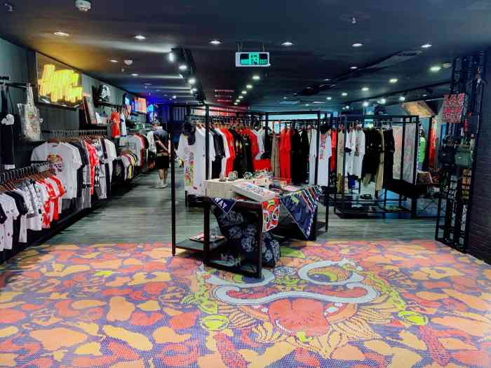 hea(国贸购物广场店)-"国潮风服装店,以醒狮为主题,了
