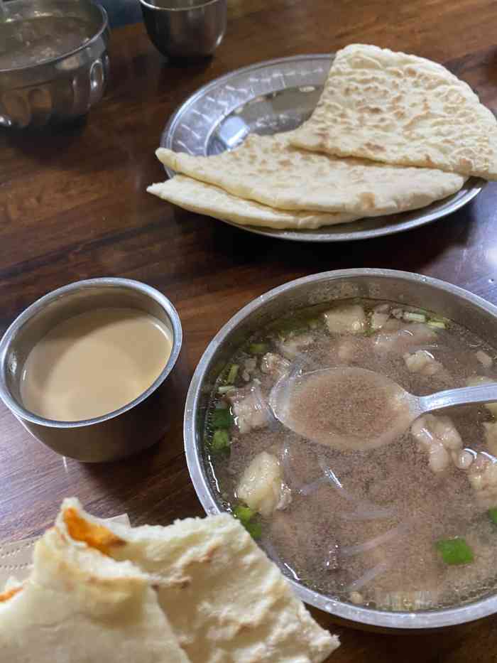 刚坚丁肉妈妈饭馆"真正的平民级藏餐,点了粉丝牛肉汤和大饼.