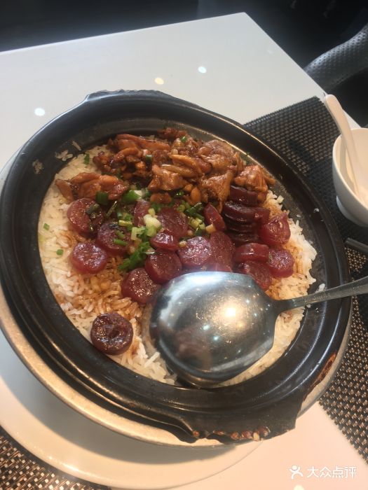 滑鸡腊味煲仔饭