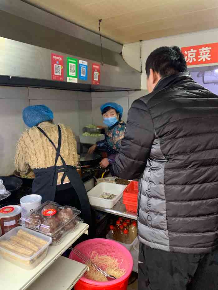 王芳大院摊煎饼-"山东省临沂市新泰市王芳煎饼铺,门面挺小,.