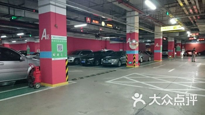 万达广场c区写字楼停车场图片 第1张