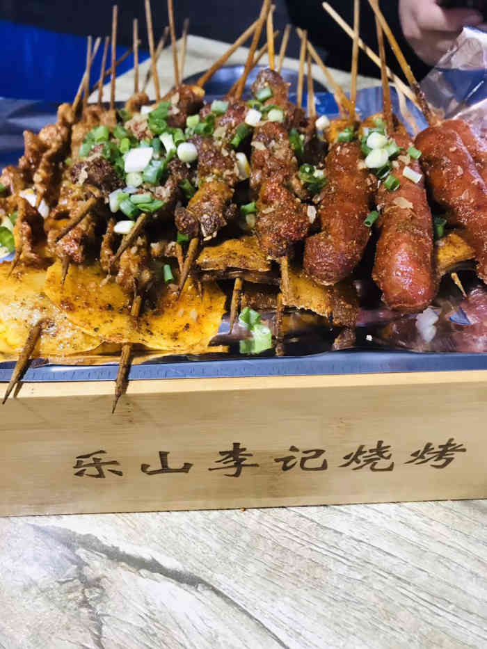 乐山李记烧烤-"凌晨两点多唱完歌来觅食这条gai全是鬼