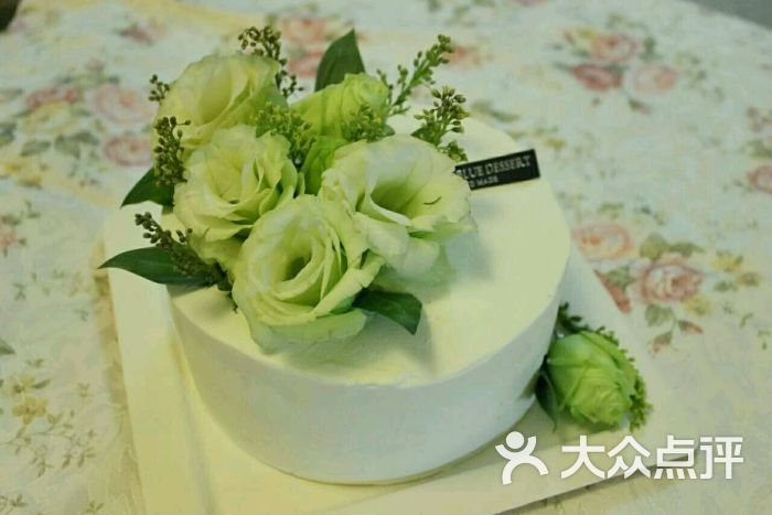 纯白的蛋糕表面配上几朵淡绿色的桔梗 非常典雅漂亮