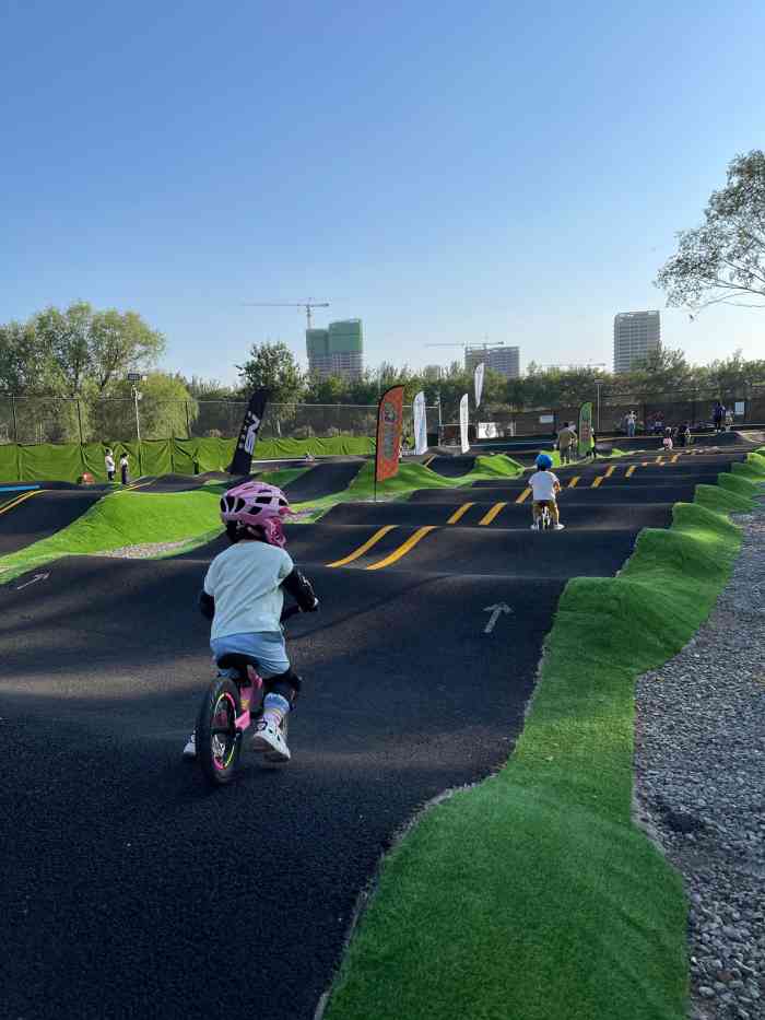 月亮河自行车泵道公园