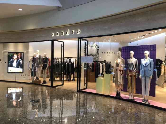 sandro(华润万象城店"某些店员服务态度极差,第一次遇到不让顾客.